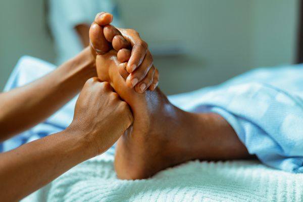 Meilleures pratiques pour soins des pieds par une infirmière experte